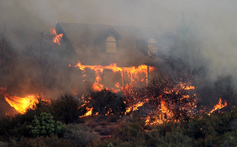 Illustration for article titled California Burning: Dramatic Photos Of Firefighters In Action
